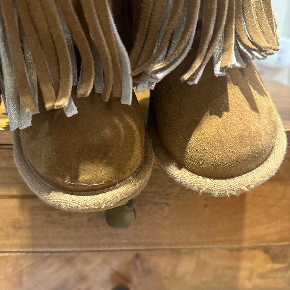 {Ugg} Toddler Size 7 Tassel Boot - Picture 4 of 6